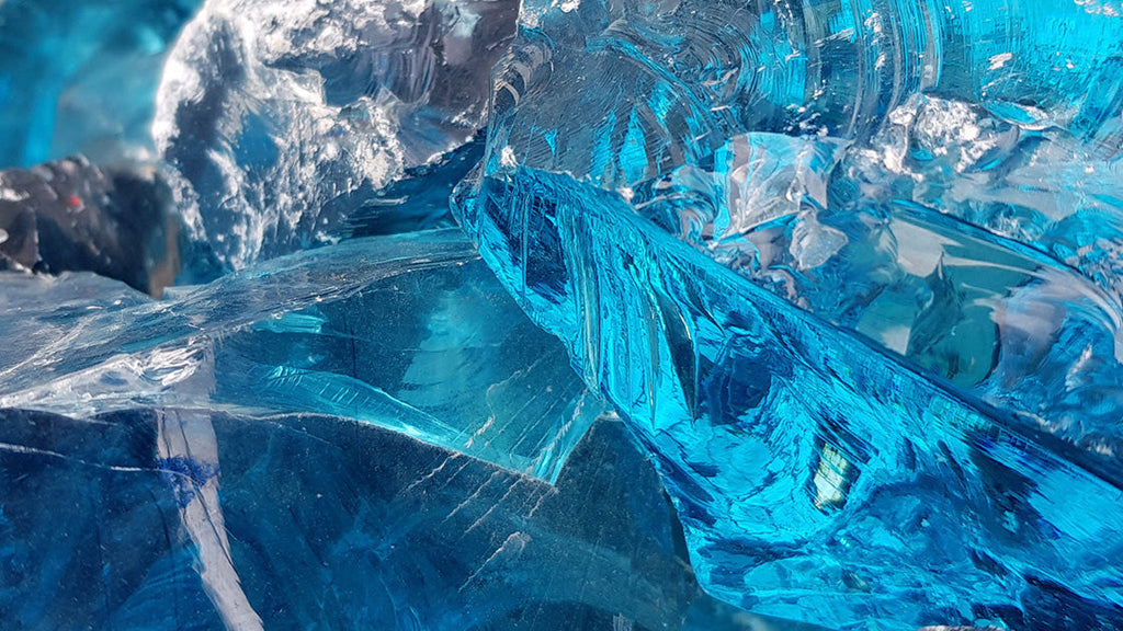 ブルーアンバーの魔法:並外れた特性を持つ希少な石