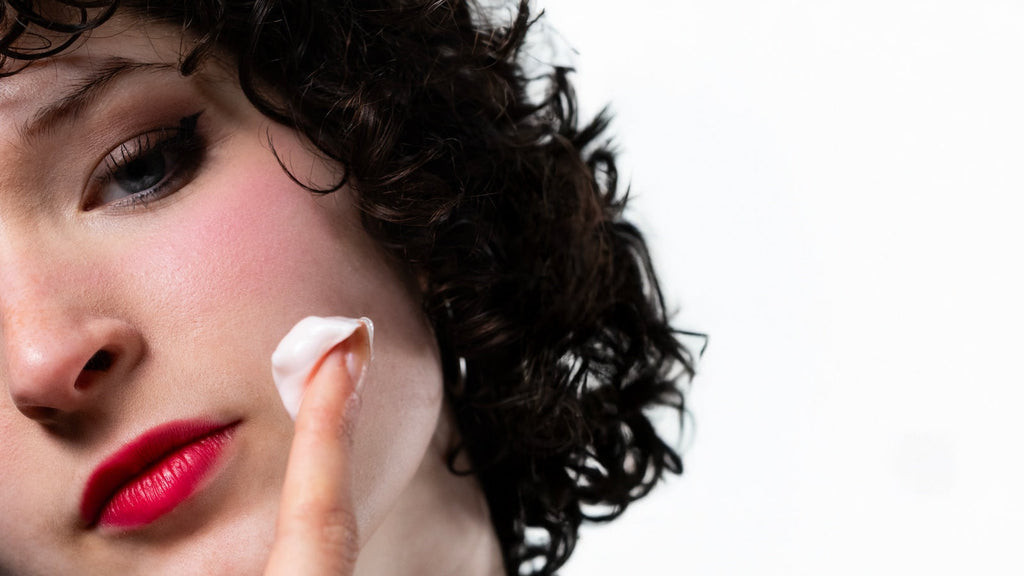 レイヤリング:スキンケア製品を正しい順番で塗る技術