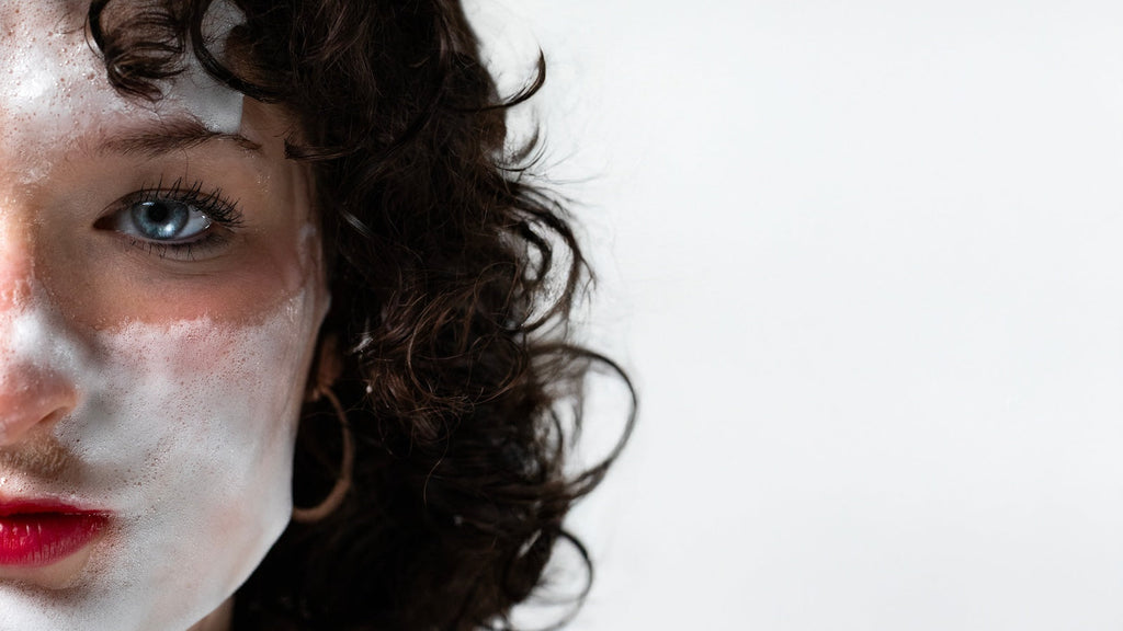 夜のメイク落とし:健康な肌のための正しい手順